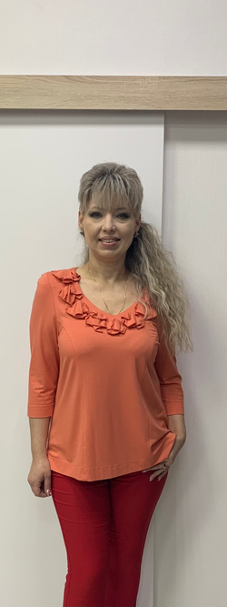 Трикотажный блузон с оригинальным принтом