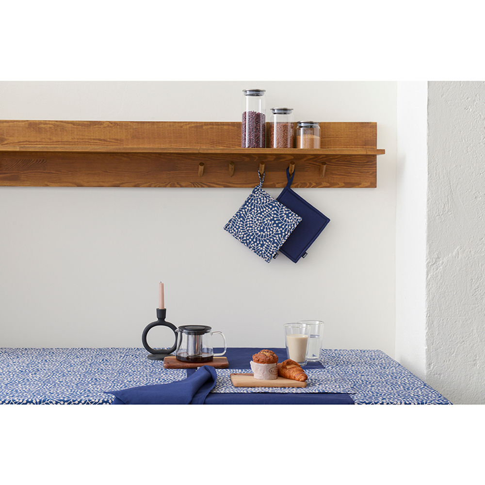 Прихватка темно-синего цвета с принтом Спелая Смородина из коллекции scandinavian touch, 22х22 см