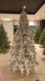 Заснеженная ель с гирляндой «Форесто» холодный свет (Литая+пвх) 120 см / 1,2 м