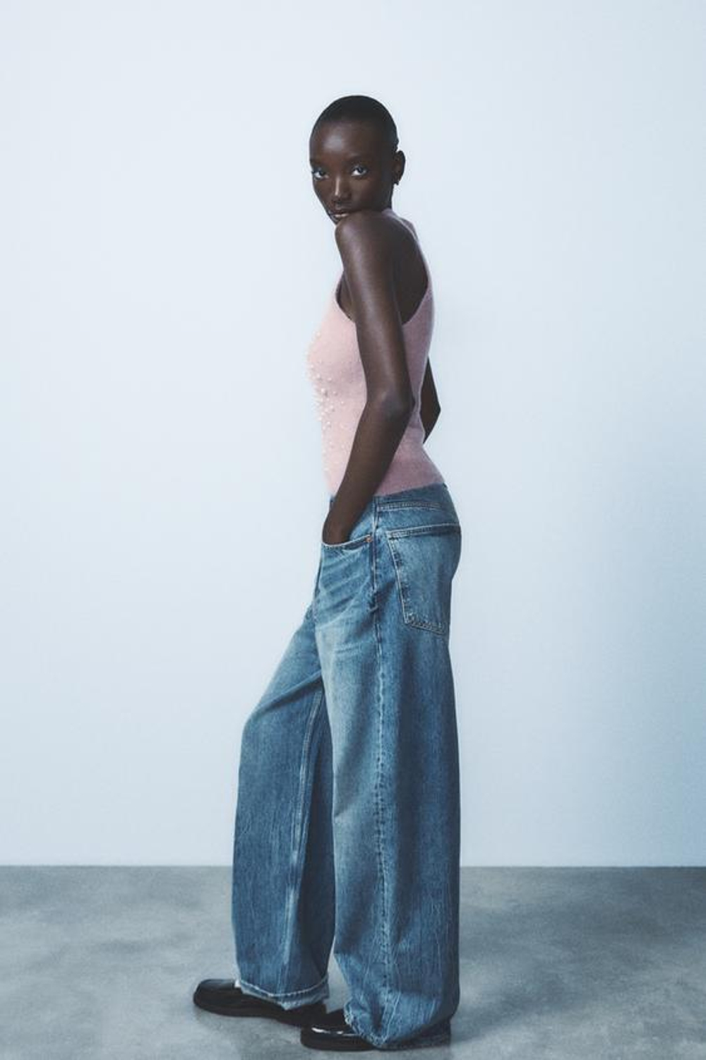 ZARA ТОП ИЗ ВОРСИСТОГО ТРИКОТАЖА С ГОРЛОВИНОЙ ХАЛТЕР И БУСИНАМИ, ПАСТЕЛЬНО-РОЗОВЫЙ