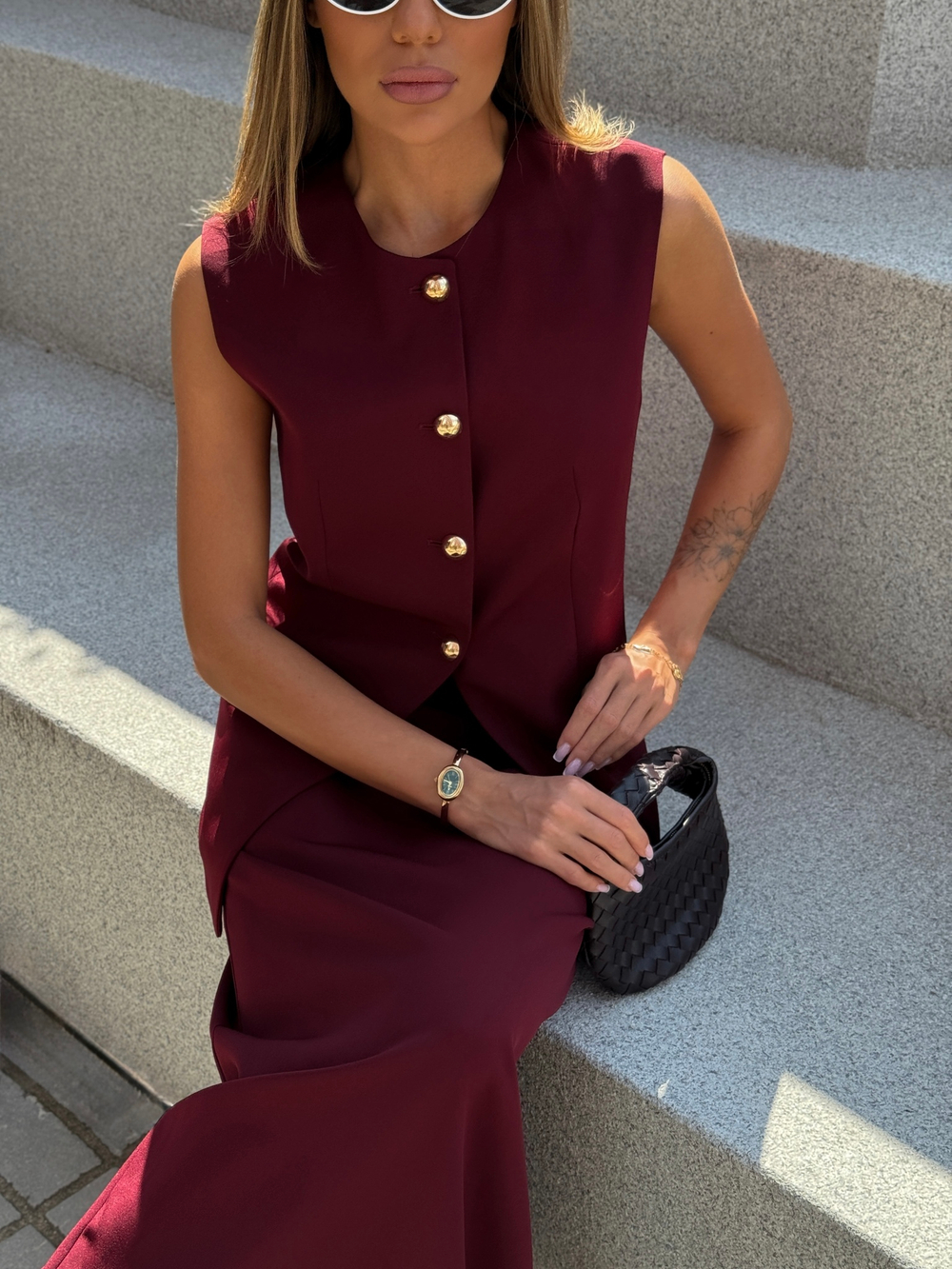 Костюм с юбкой и жакетом без рукавов