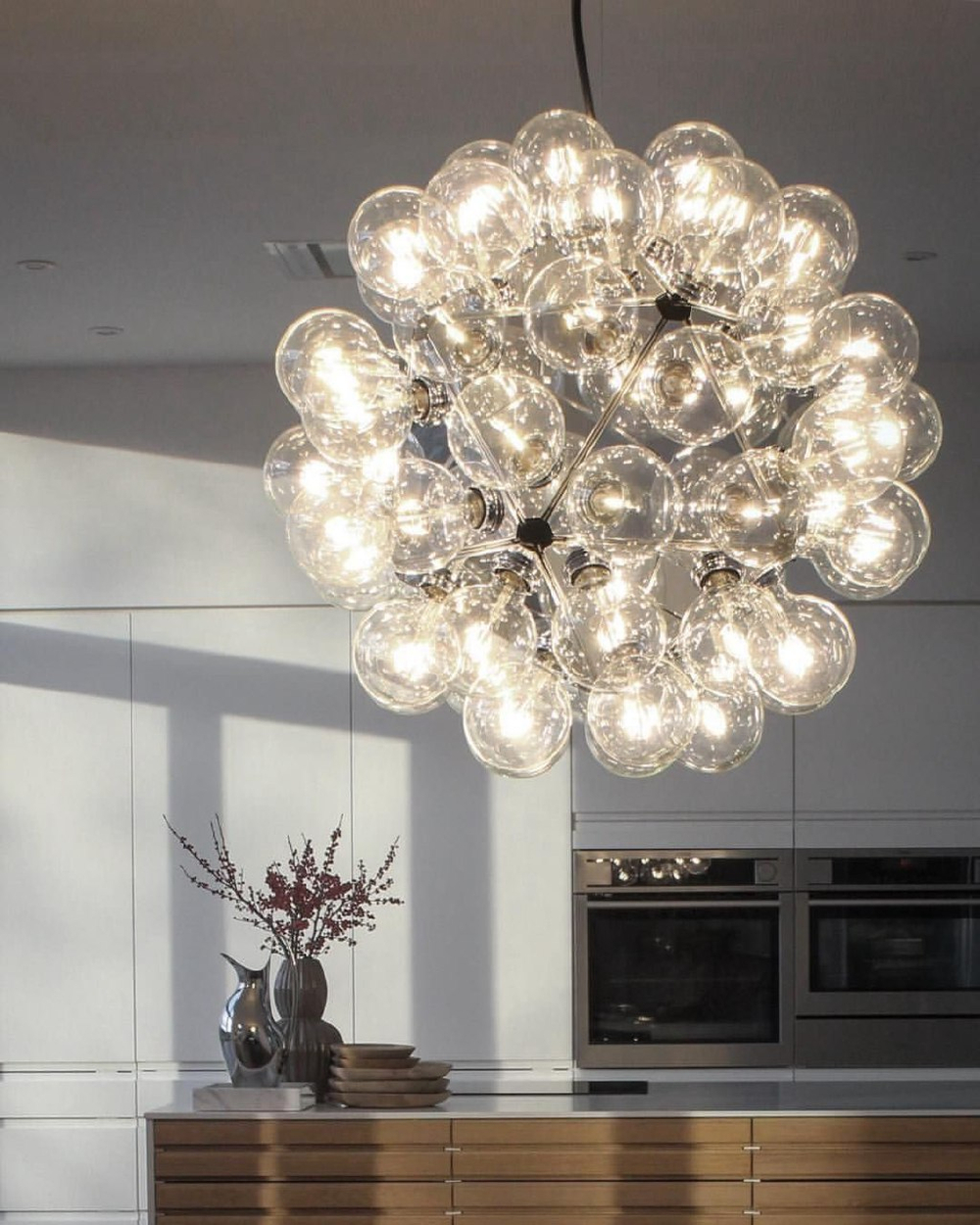 Эффектная дизайнерская люстра с прозрачными стеклянными плафонами в форме шаров ✨