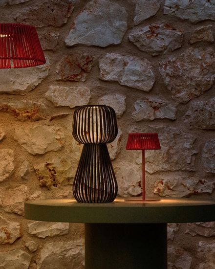 Настольная лампа Reiba из черного металла на солнечной батарее