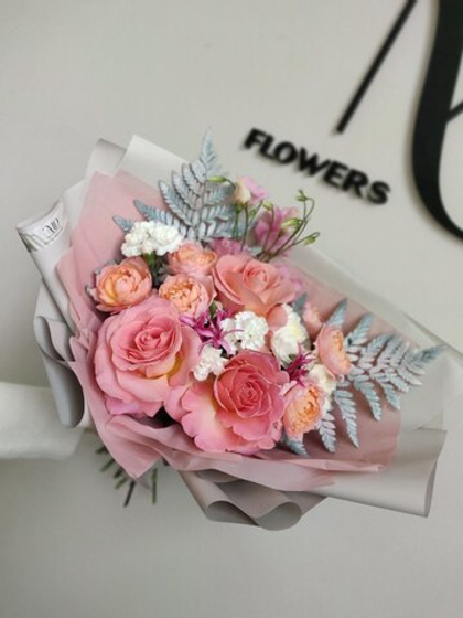 Нежный букет с розами и гвоздиками