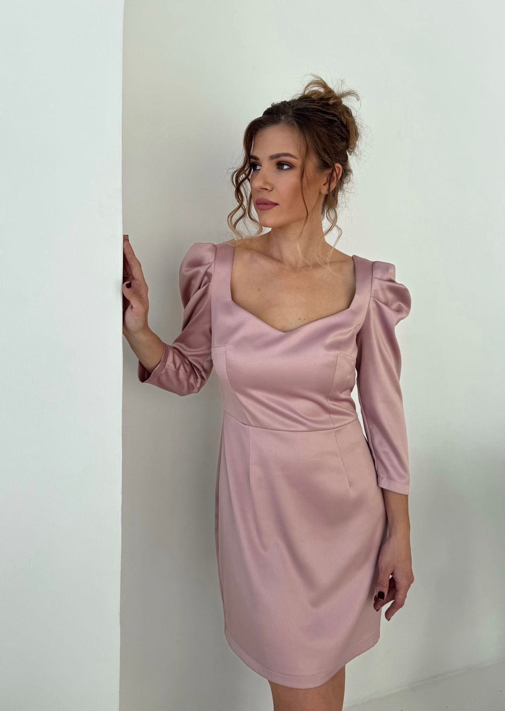 Пудровое платье из атласа