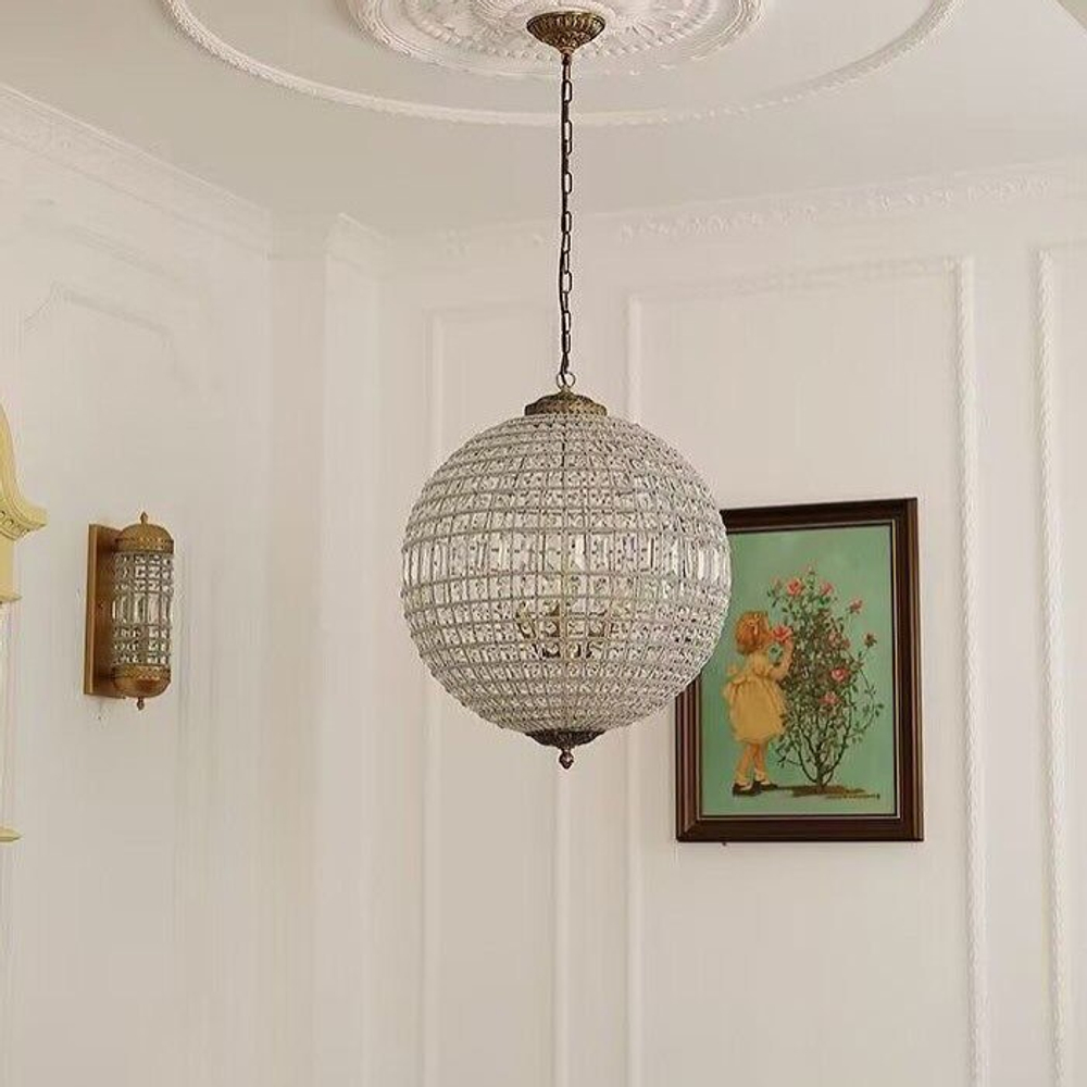 Элегантная подвесная люстра с шарообразным плафоном из фактурного стекла