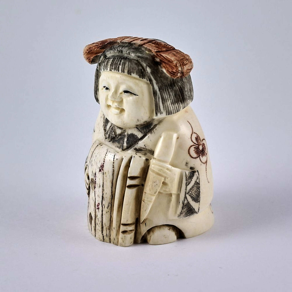 Нэцкэ Девочка с волшебной мантией и пером