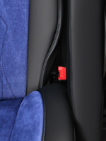 Чехлы Люкс MAN TGX, TGS с 2021 года без регулировки ремня безопасности водителя по высоте (экокожа, черный, синяя вставка)