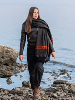 Шерстяной палантин с вышивкой (графит)