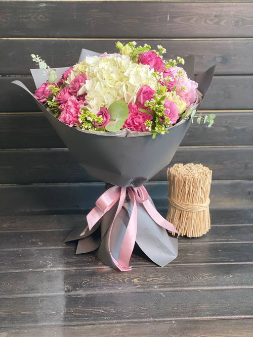 Букет в сером крафте