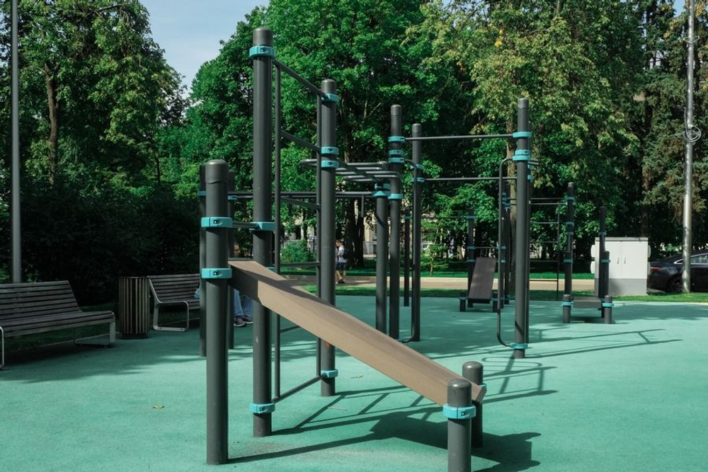 4 турника, шведская стенка, рукоход-змеевик, рукоход-молоток, наклонная скамья и вертикальные поручни