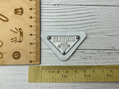 Нашивка КОЖА/МЕТАЛЛ fashion белый