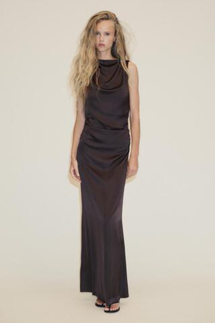 ZARA ДЛИННОЕ АТЛАСНОЕ ПЛАТЬЕ С ОТКРЫТОЙ СПИНОЙ, ТЕМНО-КОРИЧНЕВЫЙ