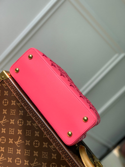 Louis Vuitton Capucines MM
