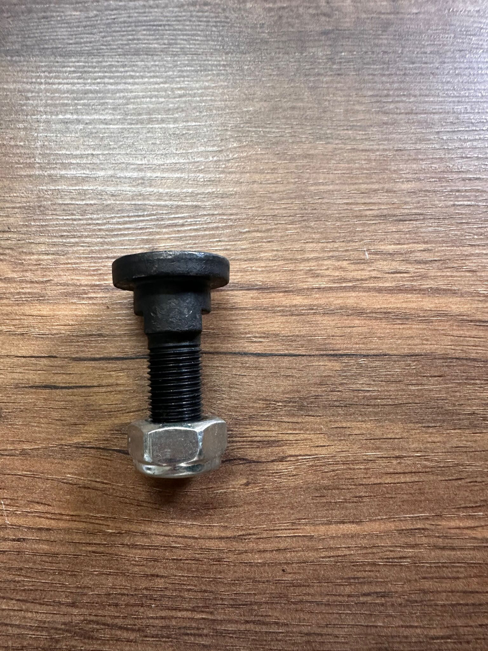 Болт крепления ножа ротора косилки КРН-2.1 с самоконтрящейся гайкой (КРН 03.614) М14Х1.5/2