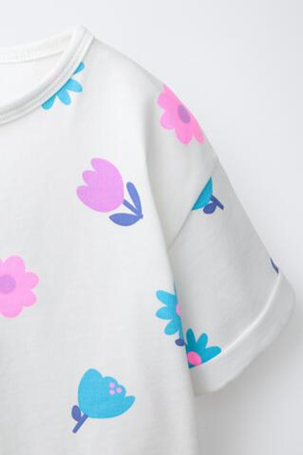 ZARA КОМПЛЕКТ ИЗ ФУТБОЛКИ И БРЮК-ДЖОГГЕРОВ С ПРИНТОМ, ЭКРЮ