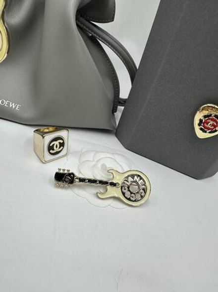 Брошь CHANEL