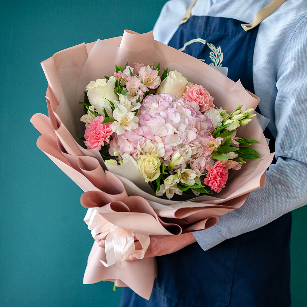 Сборный букет с розовой гортензией