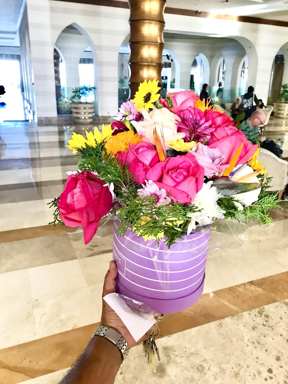 Розы, хризантемы и зелень в коробке