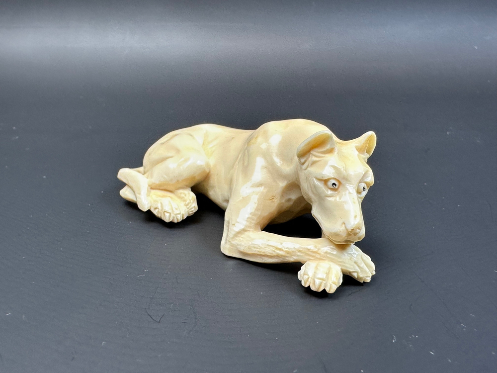 Резная фигура из кости «Лежащая собака»