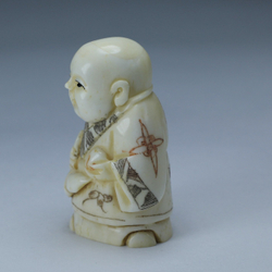 Нэцкэ Мальчик с узелком и персиком