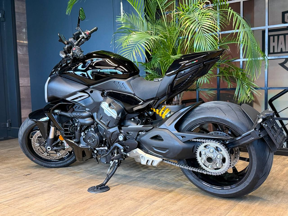 Ducati Diavel V4 (2025) + Akrapovic Titanium