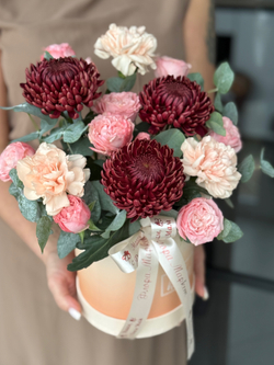 Изысканное сочетание хризантем Бигуди, диантусов, кустовых пионовидных роз и эвкалипта в композиции от Флора Маркет