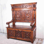 Резная скамья в Рыцарском стиле