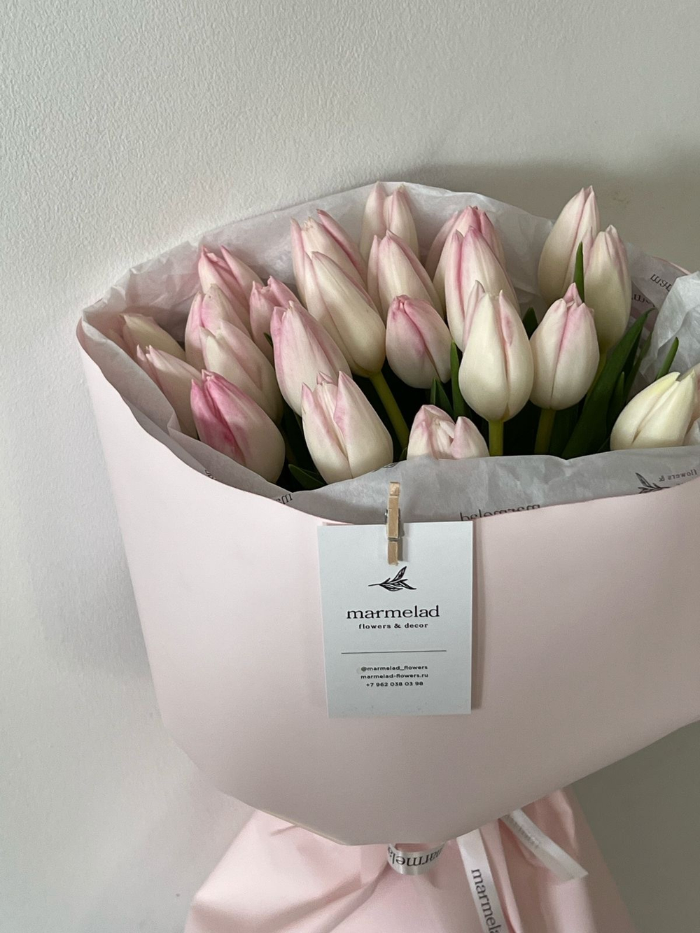 Букет из 25ти белых розовых тюльпанов - нет в наличии