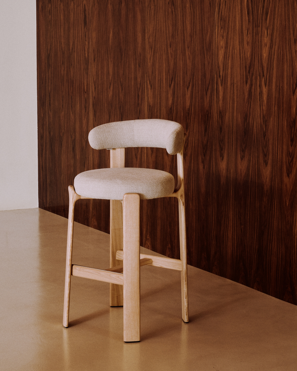 Барный стул Granite из бежевой синели и ясеня с натуральной отделкой 75 см