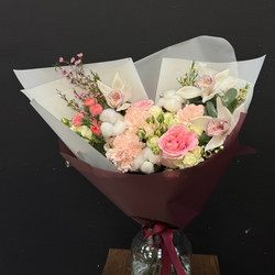 Букет из орхидей, диантусов и хлопка