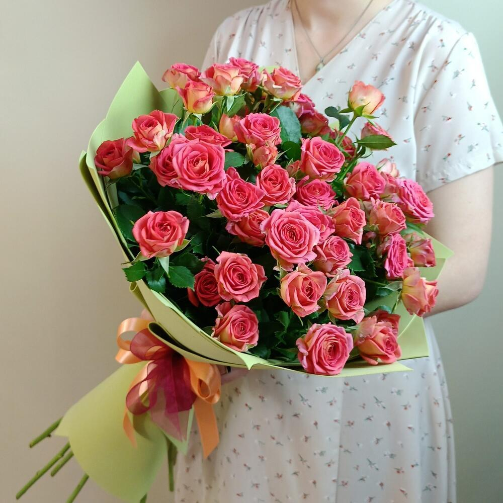Букет из Коралловых кустовых роз 9 шт. в зелёном фоамиране