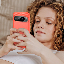 Чехол красного цвета с дизайном под карбон на Google Pixel 10 и 10 Pro, серия Carbon от Caseport