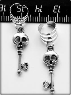 Клипсы "Ключики, черепа" серебристые.