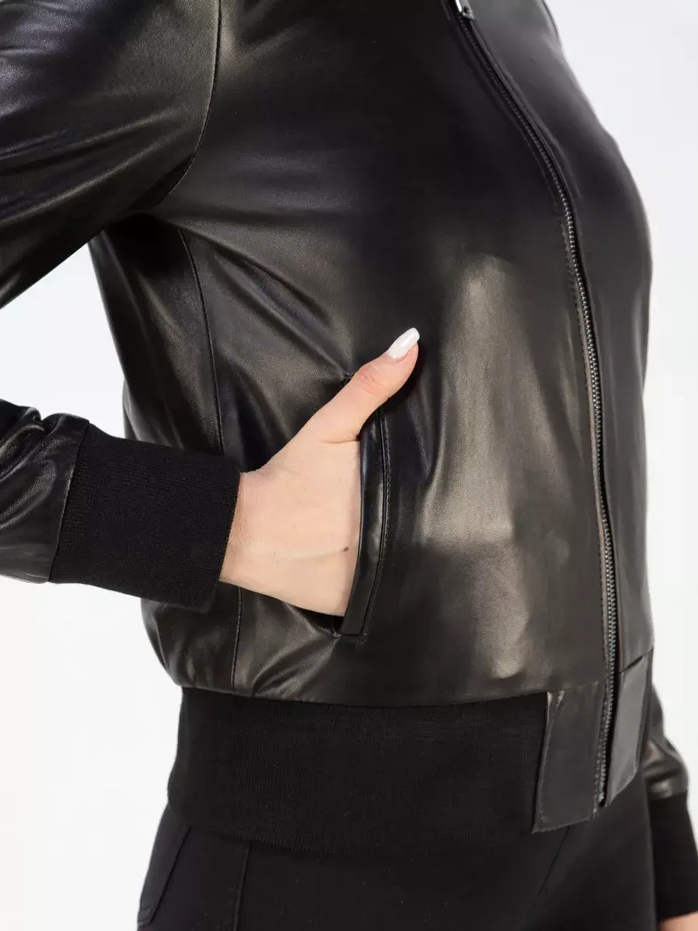 Кожаная куртка демисезонная на молнии бомбер