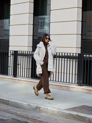 Светло-бежевый удлиненный пуховик с манишкой-капюшоном