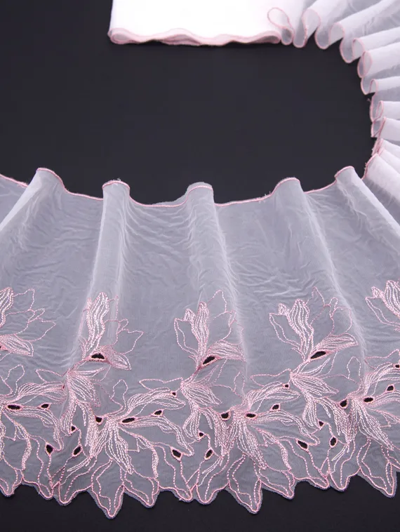 05-101 Вышивка на неэл. сетке 25 см, айвори/лотос (правая)