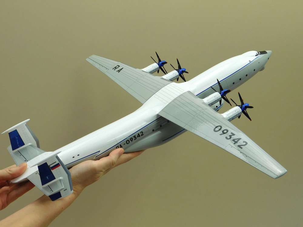 Модель самолета Ан-22 (М1:100, ВТА России, RA-09342)