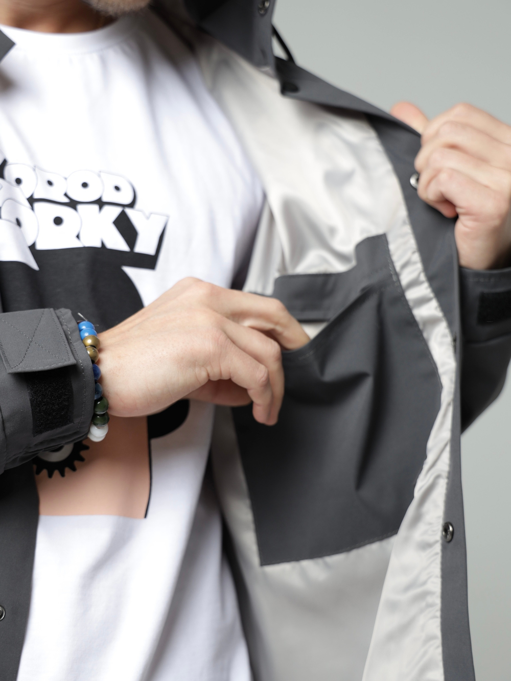 Ветровка с капюшоном серая Город Горький