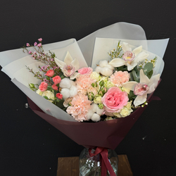 Букет из орхидей, диантусов и хлопка