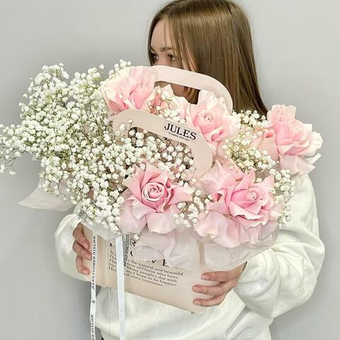 «Барби» композиция из французских роз с гипсофилой