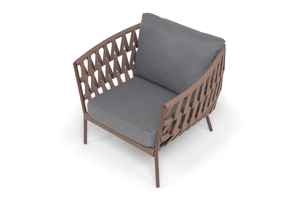 "Диего" кресло плетеное из роупа, каркас алюминий коричневый (RAL8016) муар, роуп коричневый круглый, ткань темно-серая 027