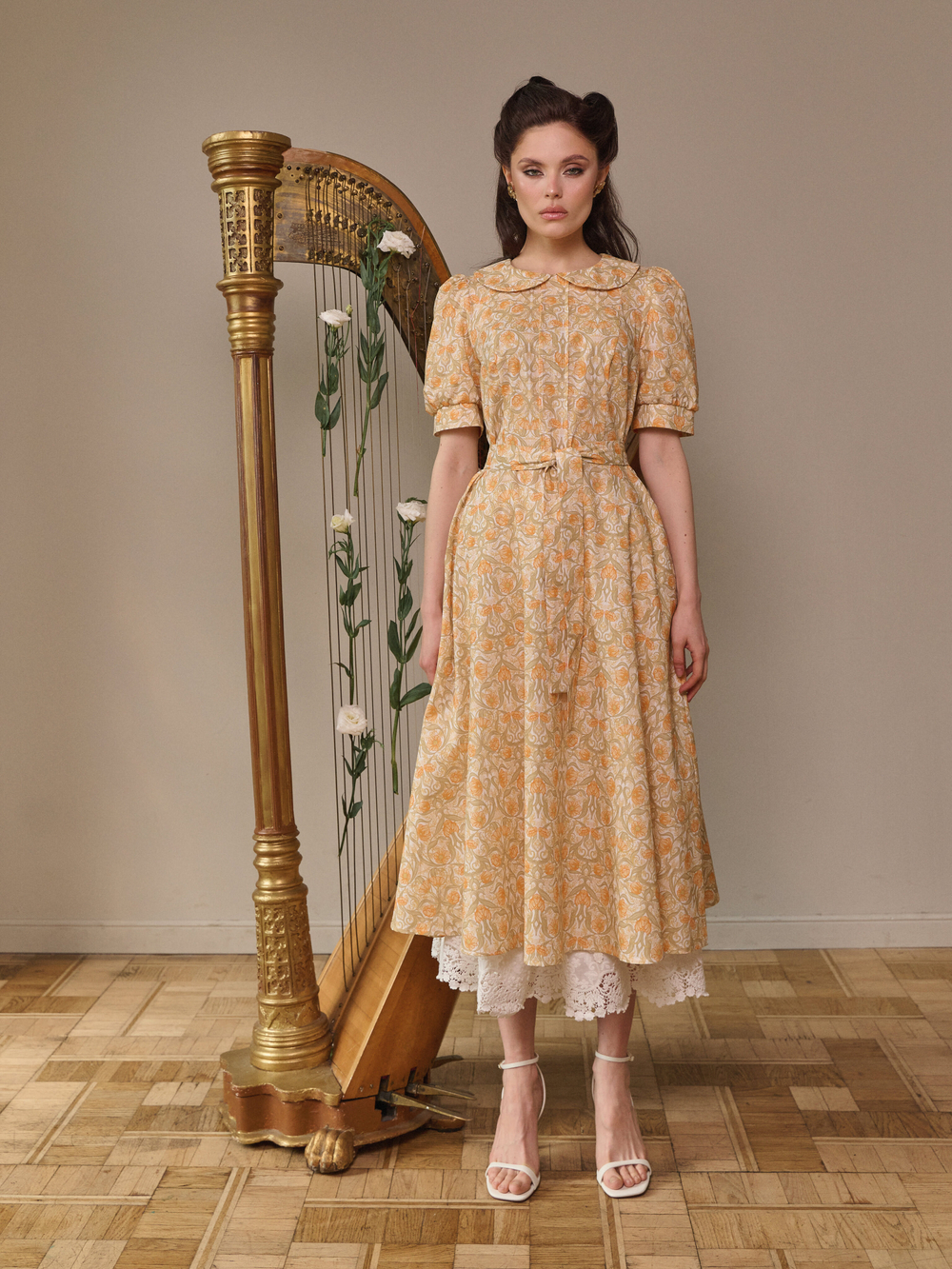 Платье с отложным воротником