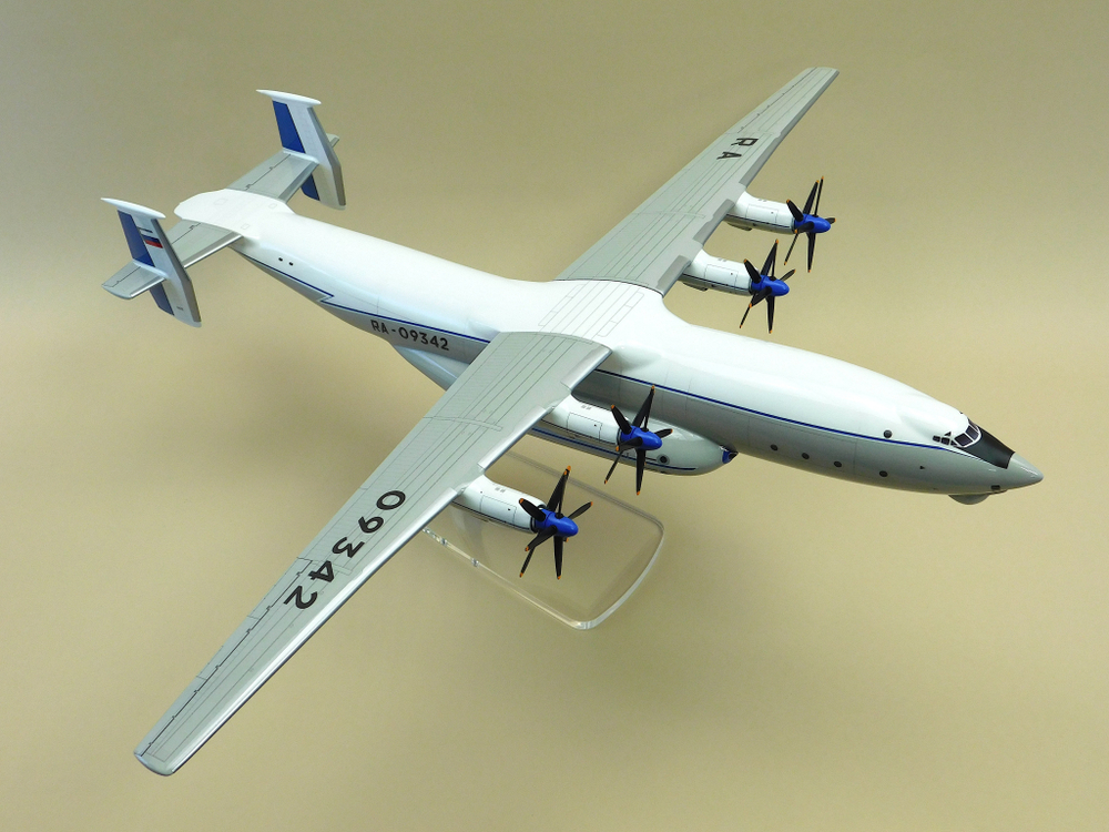 Модель самолета Ан-22 (М1:100, ВТА России, RA-09342)