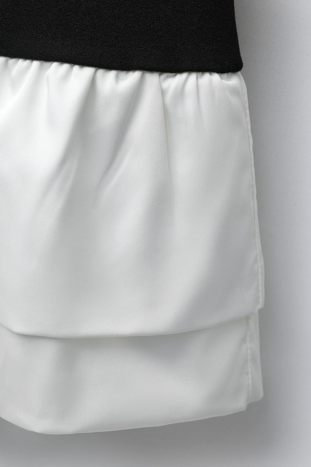 ZARA КОНТРАСТНОЕ ПЛАТЬЕ С ОБОРКАМИ, ЧЕРНЫЙ