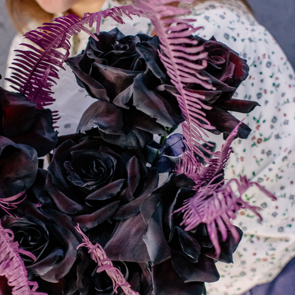 89. Темный букет с черными французскими розами