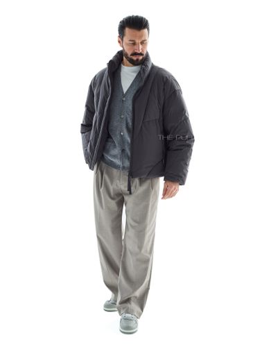 Графитовый короткий пуховик с фигурными швами