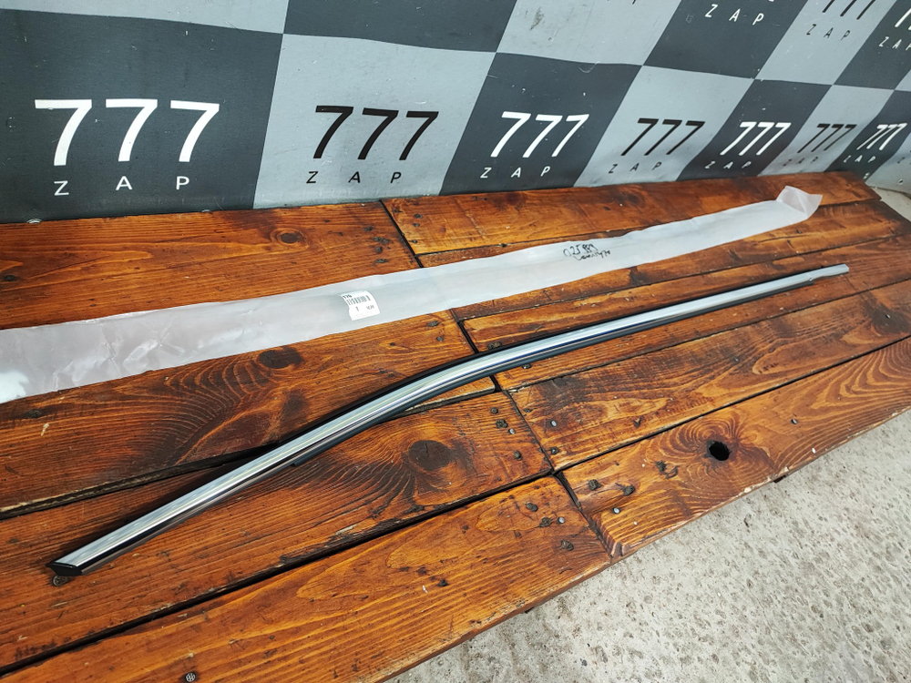 Молдинг стекла переднего правого Camry XV70 Новый Оригинал 7571033170