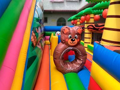 Коммерческий надувной батут «Зоопарк» с крышей, 15*7*9 м.