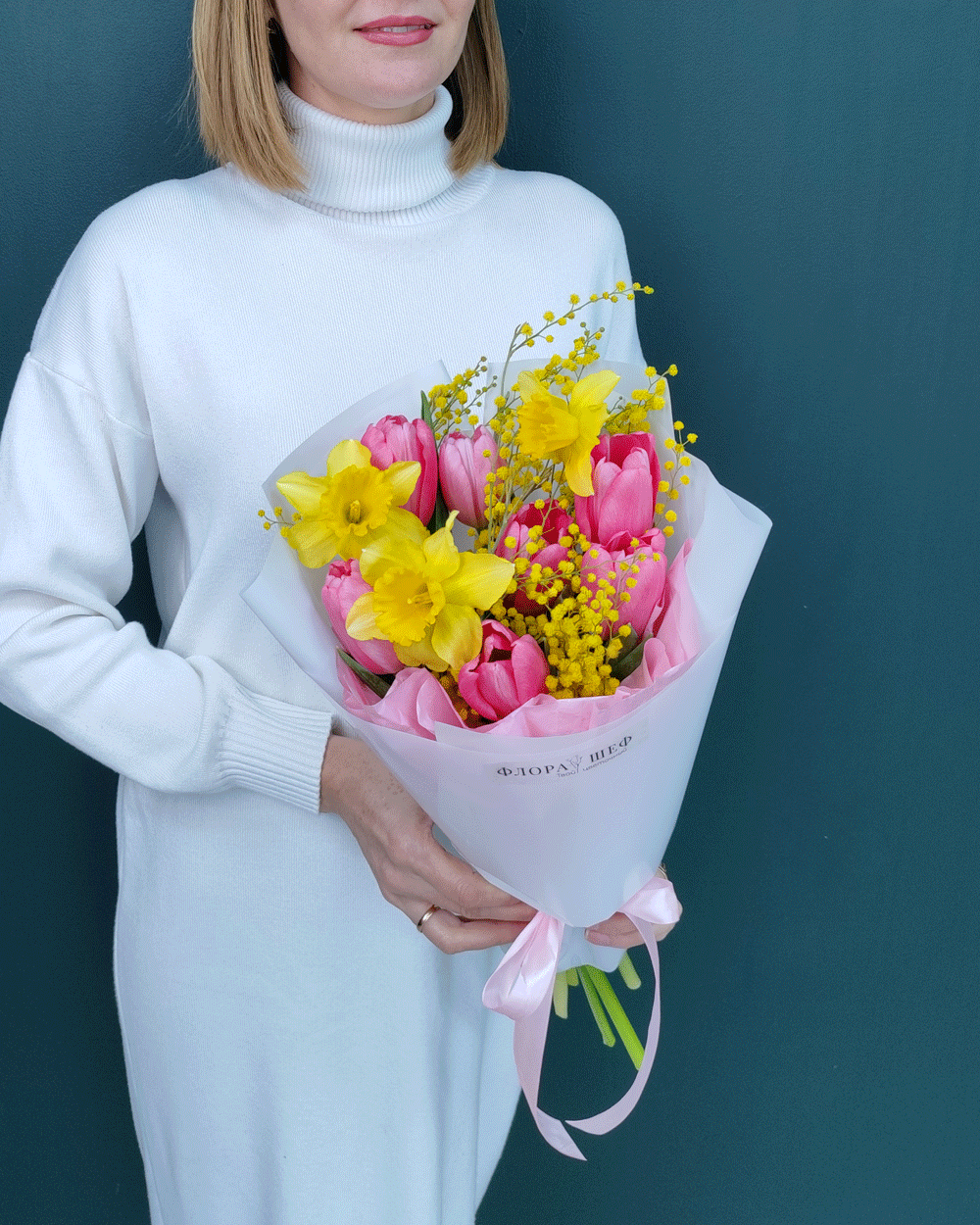 Весенний букет из мимозы,тюльпанов и нарциссов(00460)